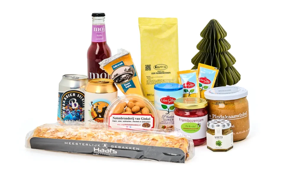 Uitgestald kerstpakket met lokale dranken, bakproducten, noten en andere producten