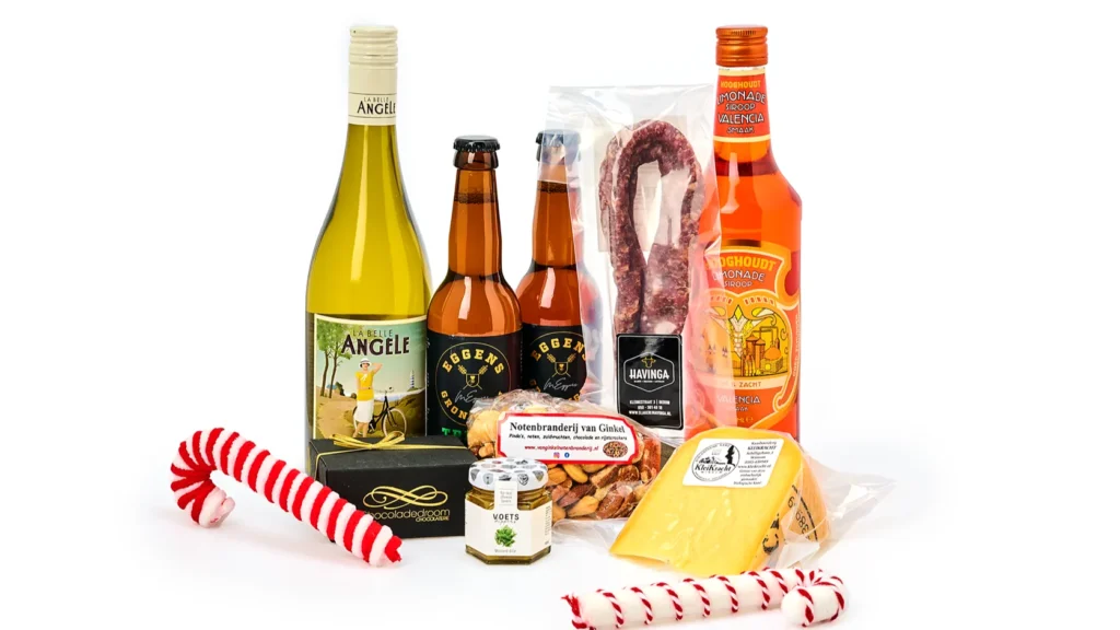Selectie lokale dranken, kaas, worst en noten voor een kerstpakket