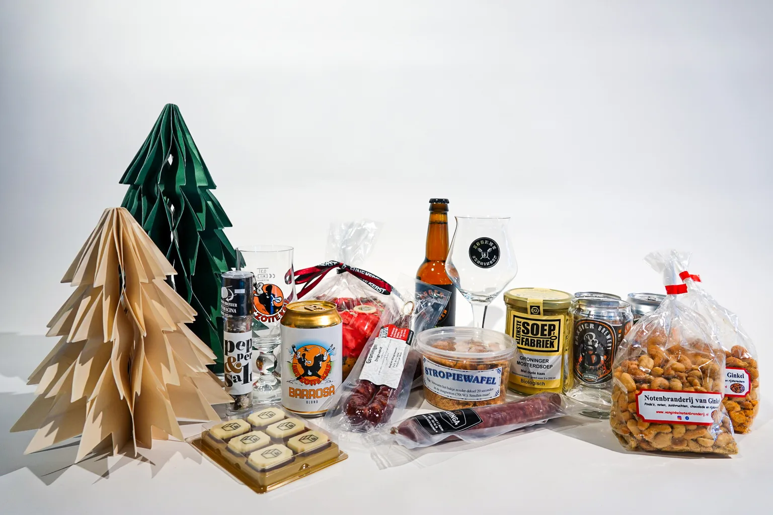 Kerstpakket met bierglas, droge worst, mosterdsoep, stroopwafels en noten