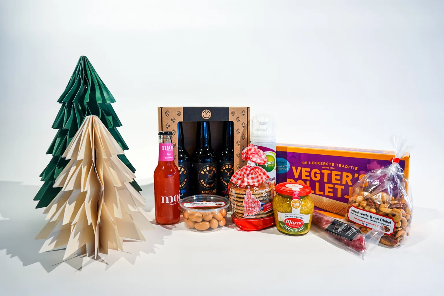 Kerstpakket met kruidkoek, limonade, mosterd, noten en droge worst van noordelijke makers