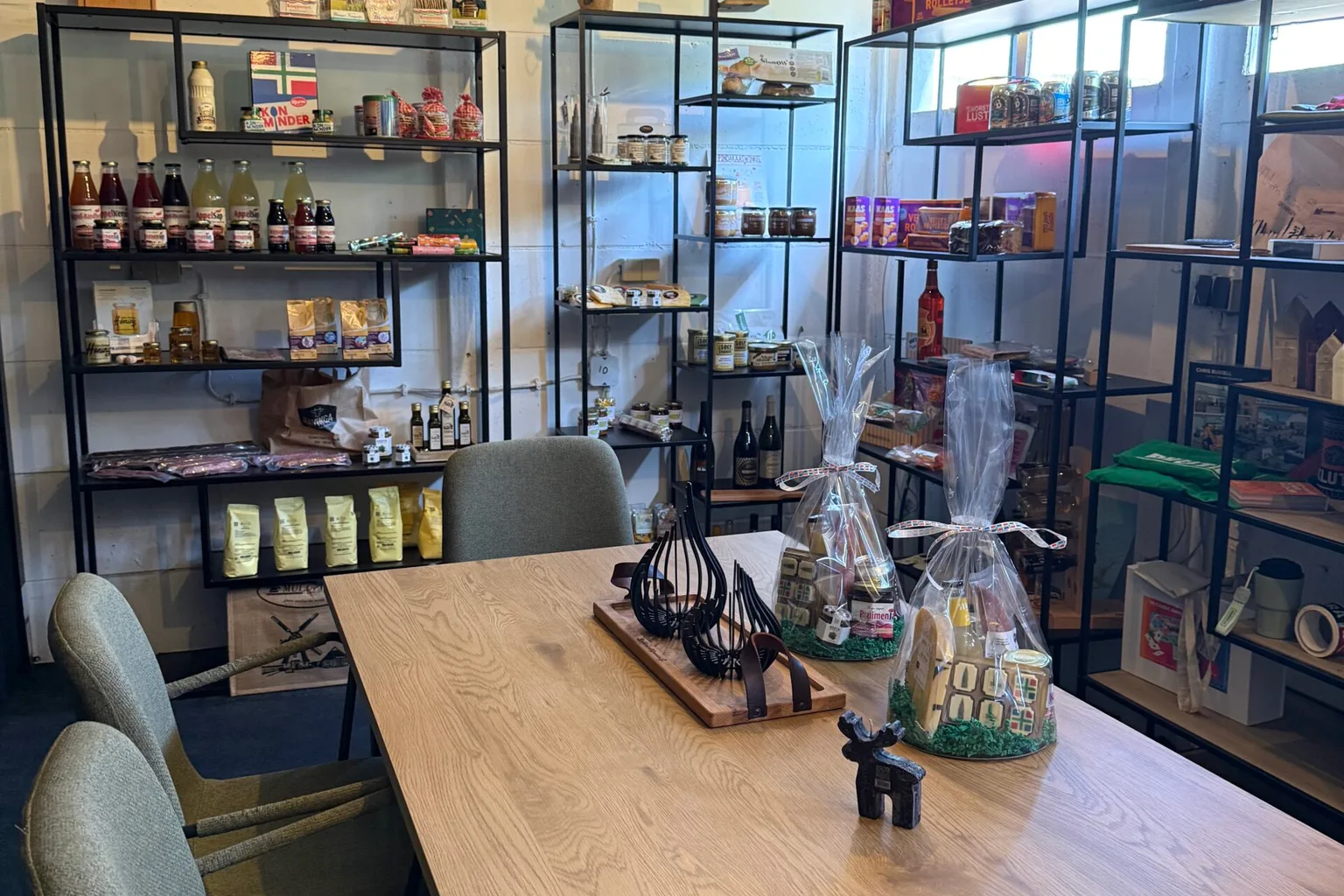 Tafel en productrekken in de showroom van Lucse Pakketten in Bedum