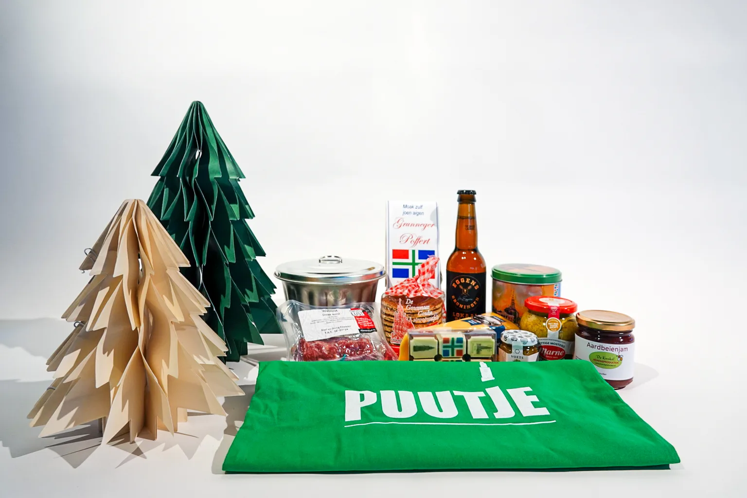 Kerstpakket met Groningse producten, een Puutje-tas en een kaart met de vlag van Groningen