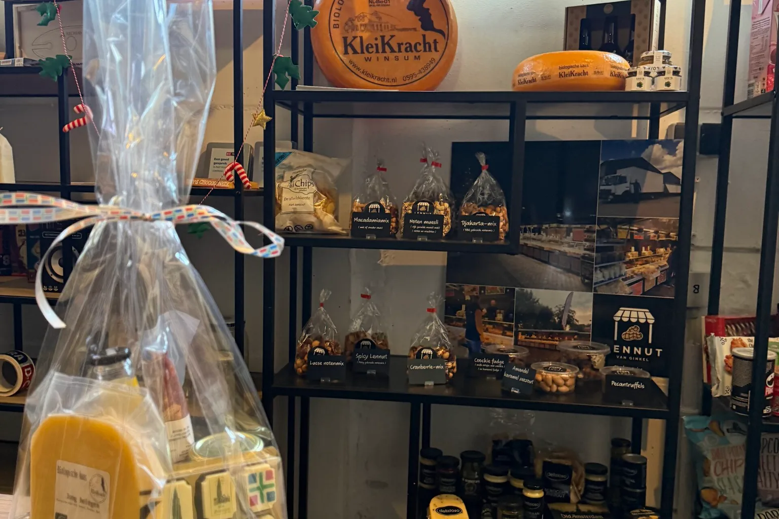 KleiKracht-kaas, noten en andere producten in de showroom van Lucse