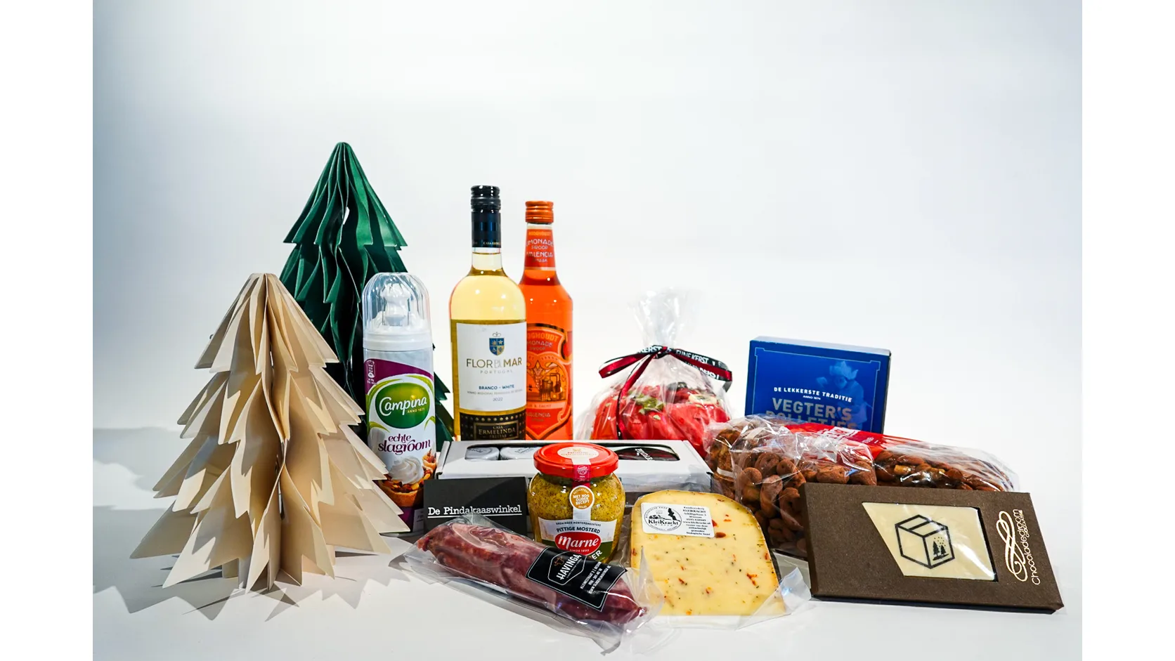 Kerstpakket met wijn, likeur, kaas, droge worst, mosterd, noten en chocolade van makers uit Groningen